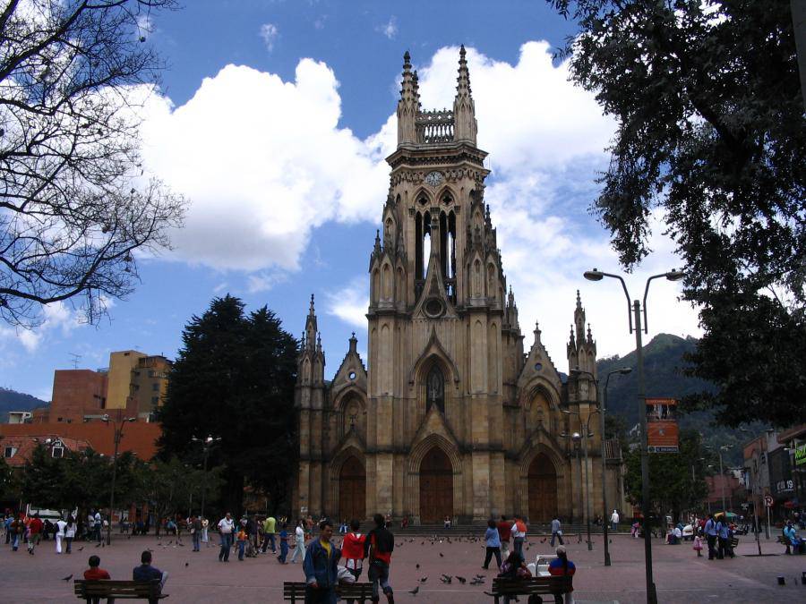 Plaza de Lourdes con vista hacia el oriente - Foto bogota.gov.co