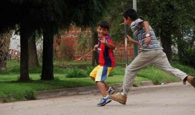 Niños jugando Policías y Ladrones