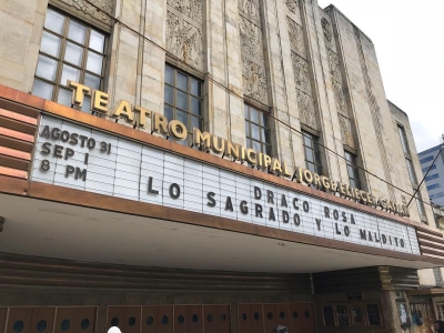 Frente de Teatro Jorge Eliécer Gaitán previo a concierto de Robi Draco Rosa