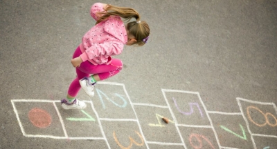 Niña Jugando Golosa