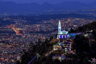 Vista nocturna Monserrate en navidad