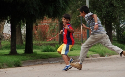 Niños jugando Policías y Ladrones