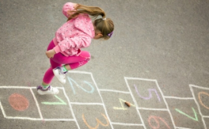 Niña Jugando Golosa