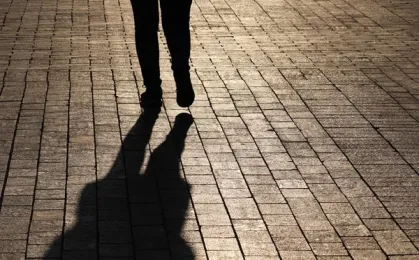 Mujer caminando Sombra